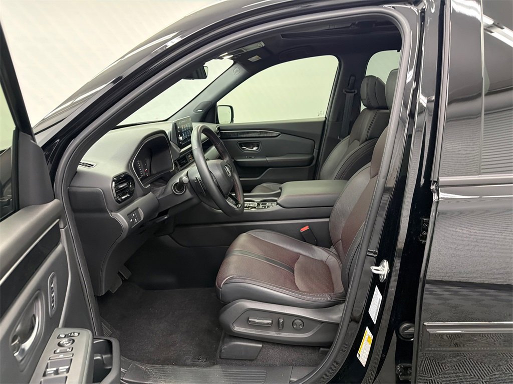 Used 2025 Honda Pilot Black Edition image 9