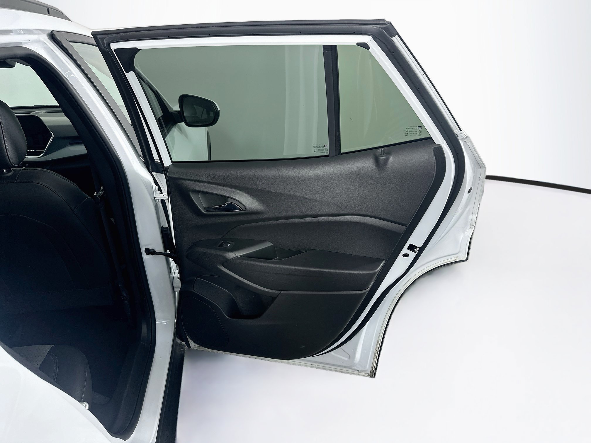 Used 2025 Chevrolet Trax LT FWD image 29