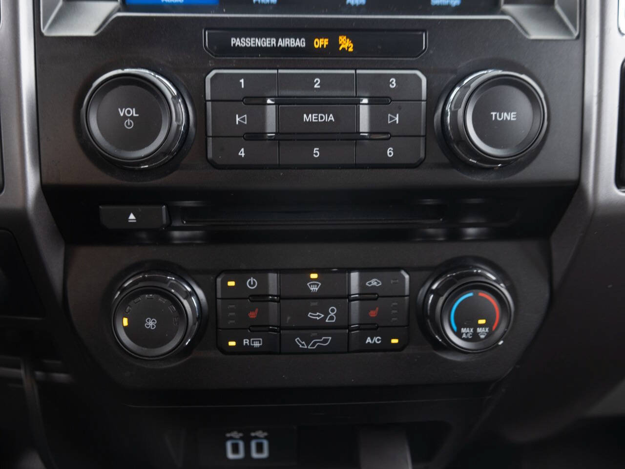 Used 2016 Ford F150 XLT w/ Equipment Group 302A Luxury AWD/4WD image 40