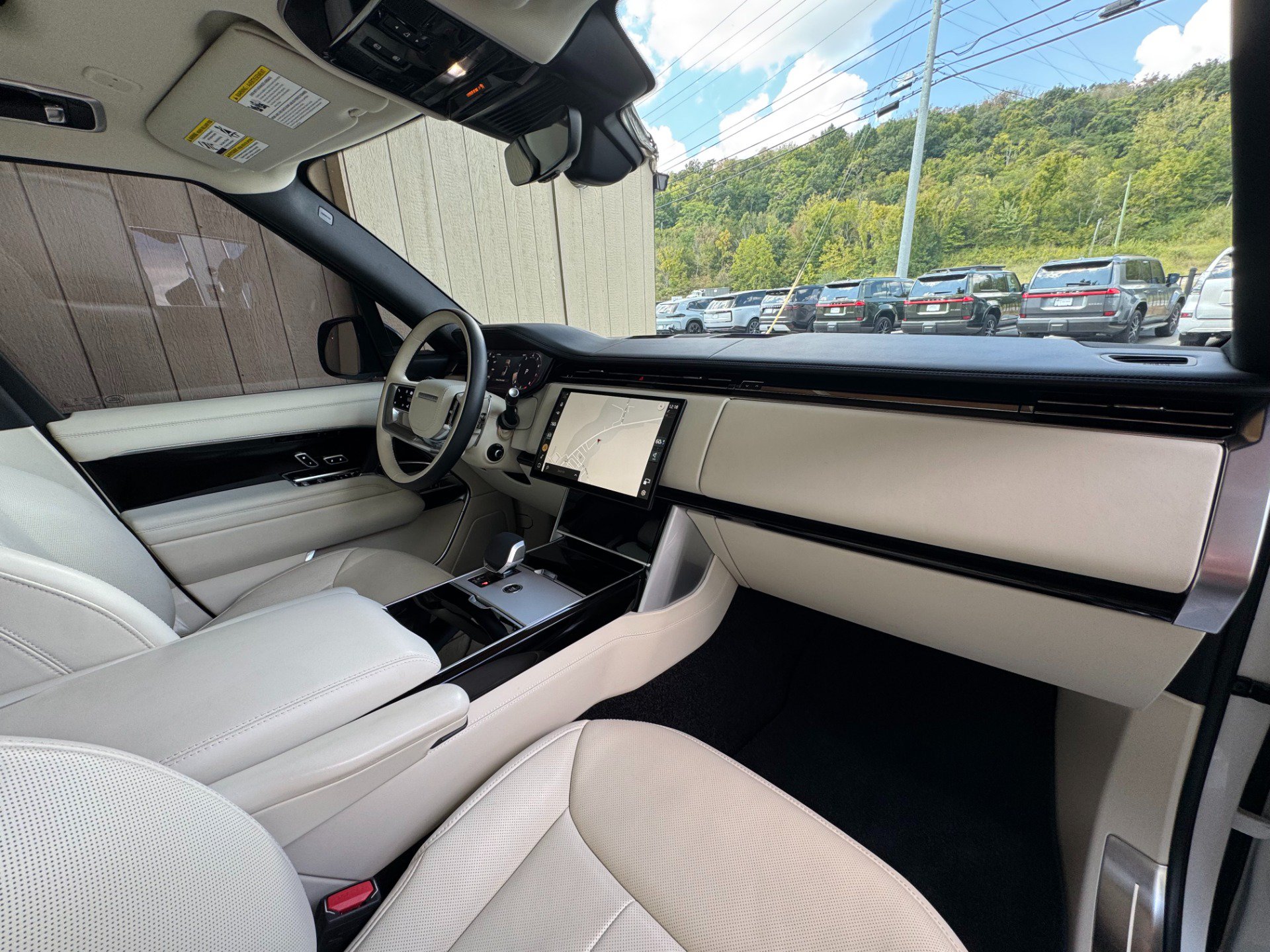 Used 2025 Land Rover Range Rover SE AWD/4WD image 19