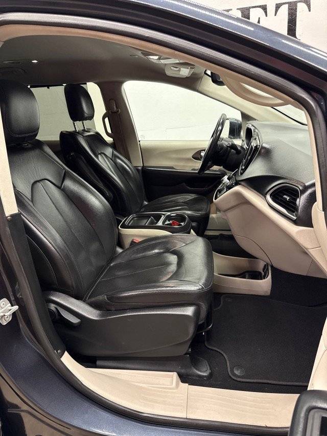 Used 2020 Chrysler Pacifica Touring-L image 28