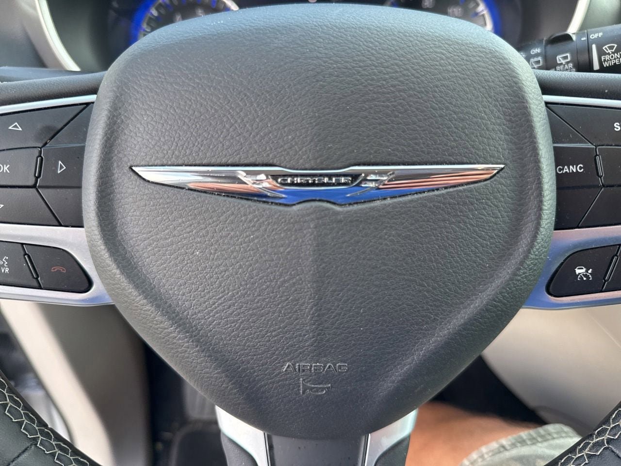 Used 2023 Chrysler Pacifica Touring-L FWD image 27