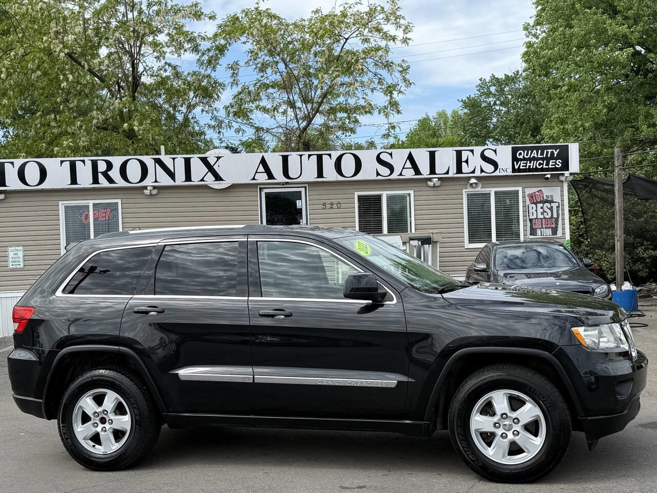 Used 2011 Jeep Grand Cherokee Laredo AWD/4WD image 2