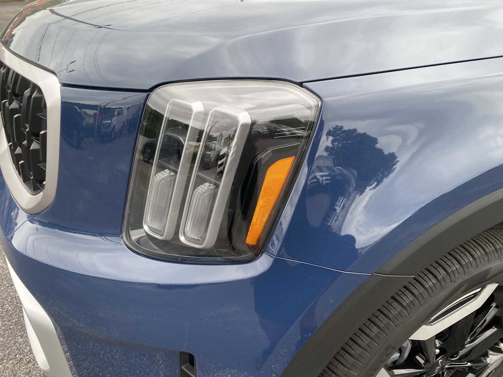 Used 2025 Kia Telluride EX w/ EX Captain's Chair Package FWD image 9