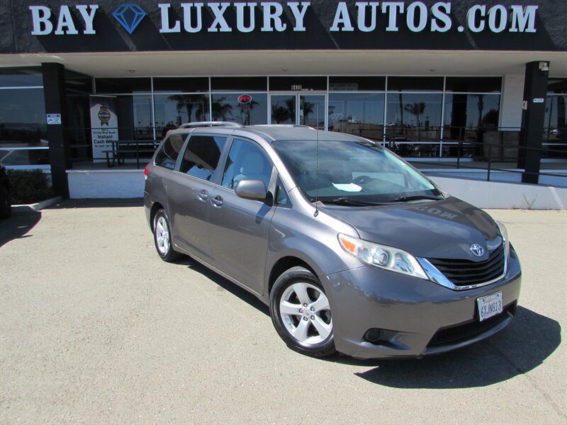Used 2012 Toyota Sienna LE FWD image 1
