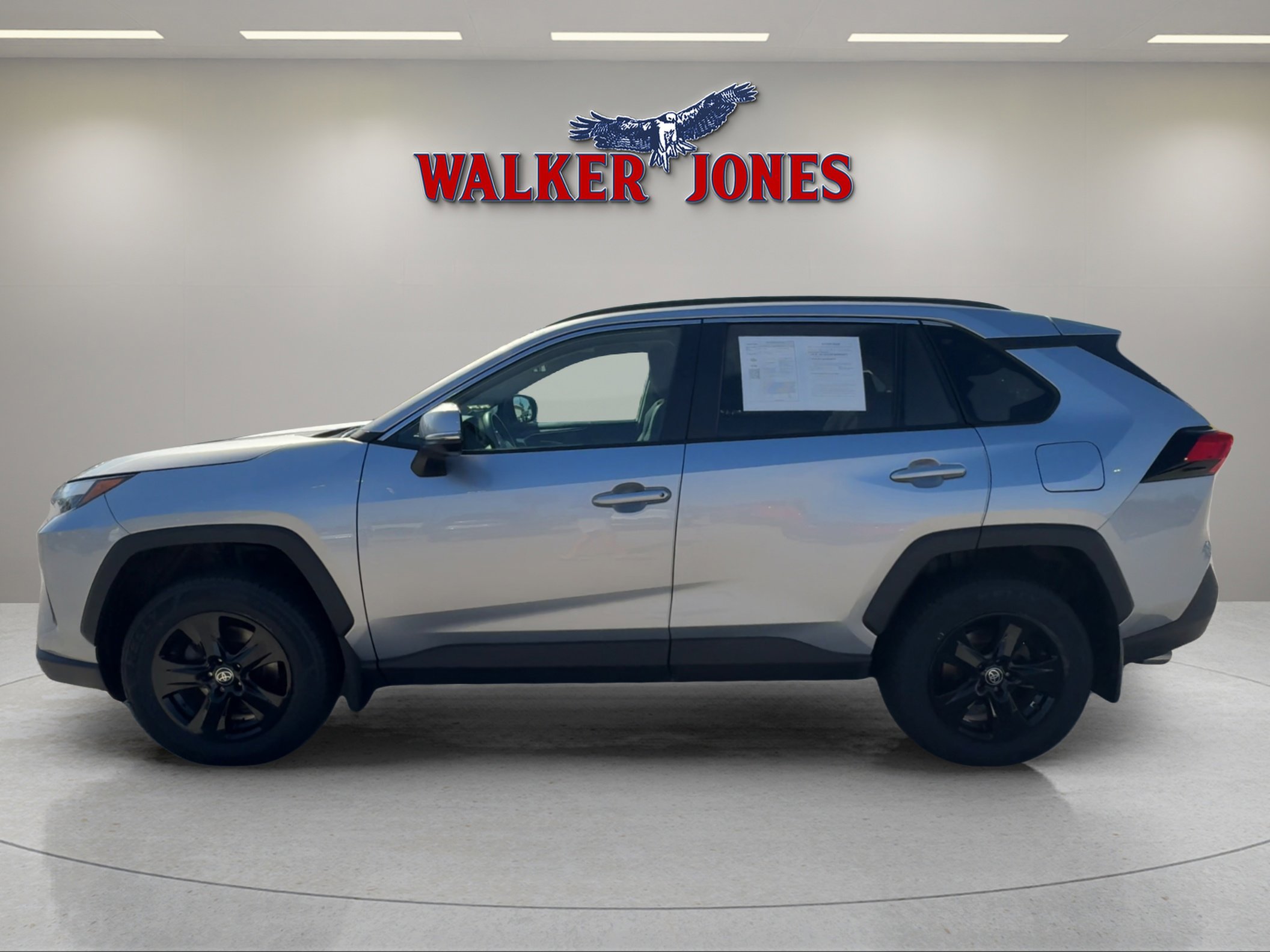 Used 2022 Toyota RAV4 XLE w/ Convenience Package image 5