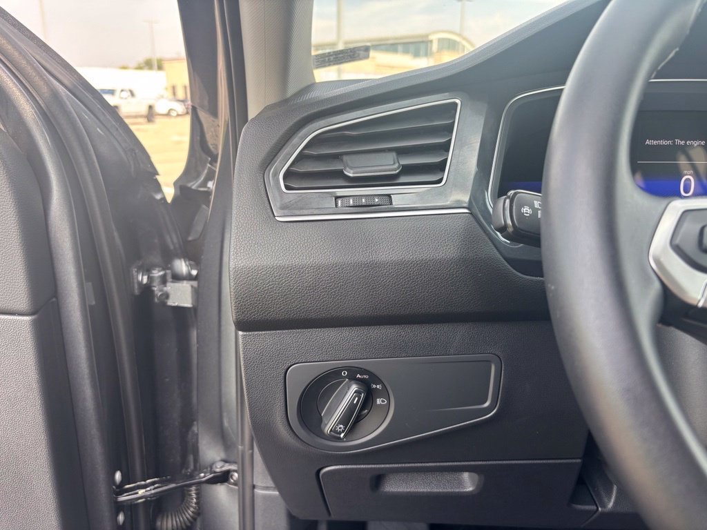 Used 2023 Volkswagen Tiguan SE w/ Panoramic Sunroof Package FWD image 20