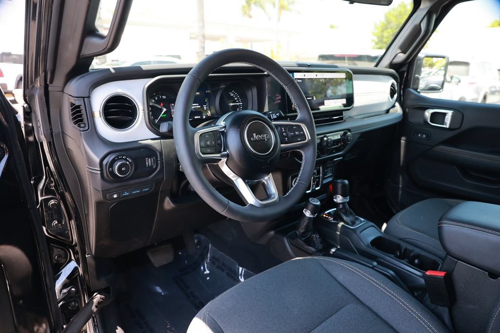 Used 2025 Jeep Wrangler Unlimited Sahara AWD/4WD image 17