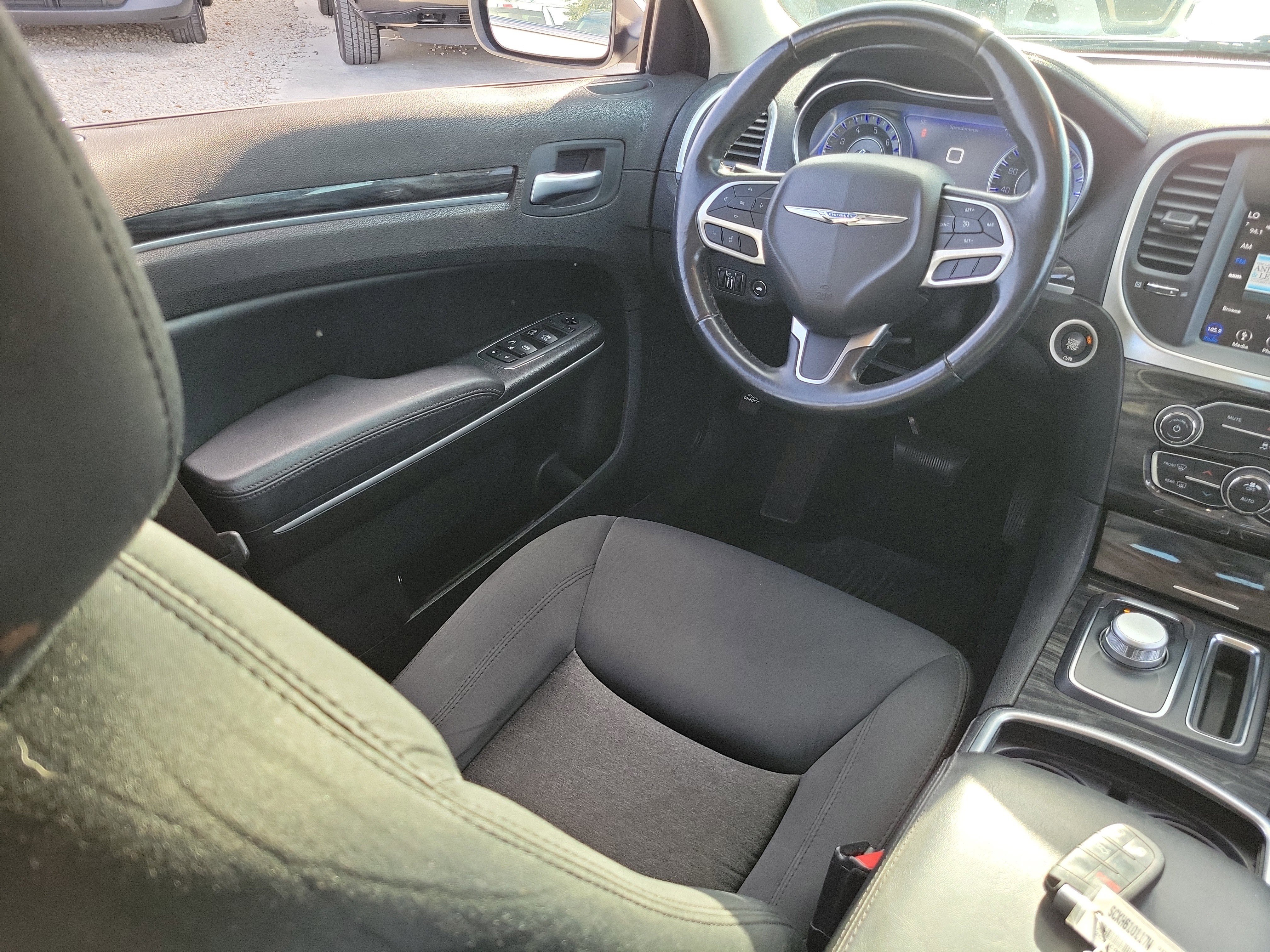 Used 2019 Chrysler 300 Touring w/ Chrome Appearance Package image 15