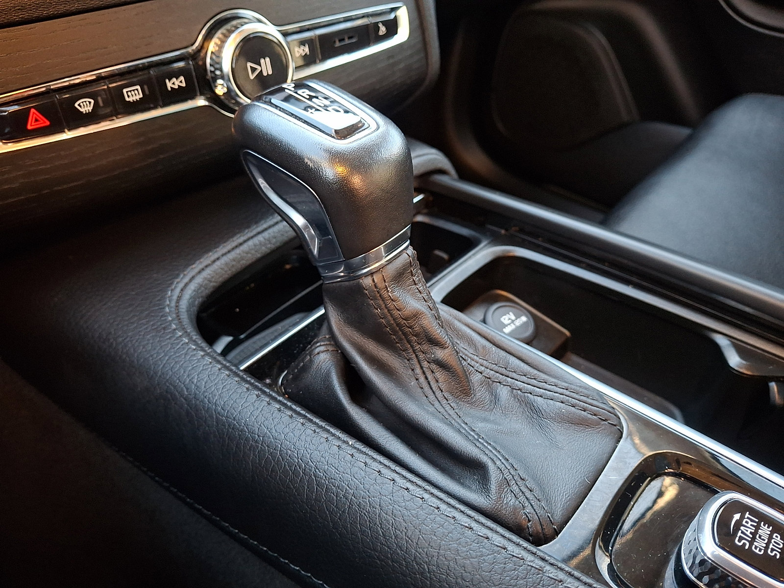 Used 2020 Volvo XC90 T6 Momentum w/ Protection Package Premier image 16