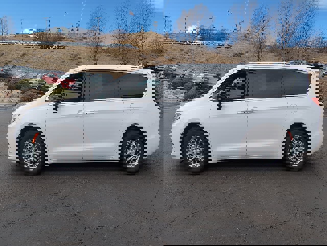 Used 2025 Chrysler Pacifica Select image 4