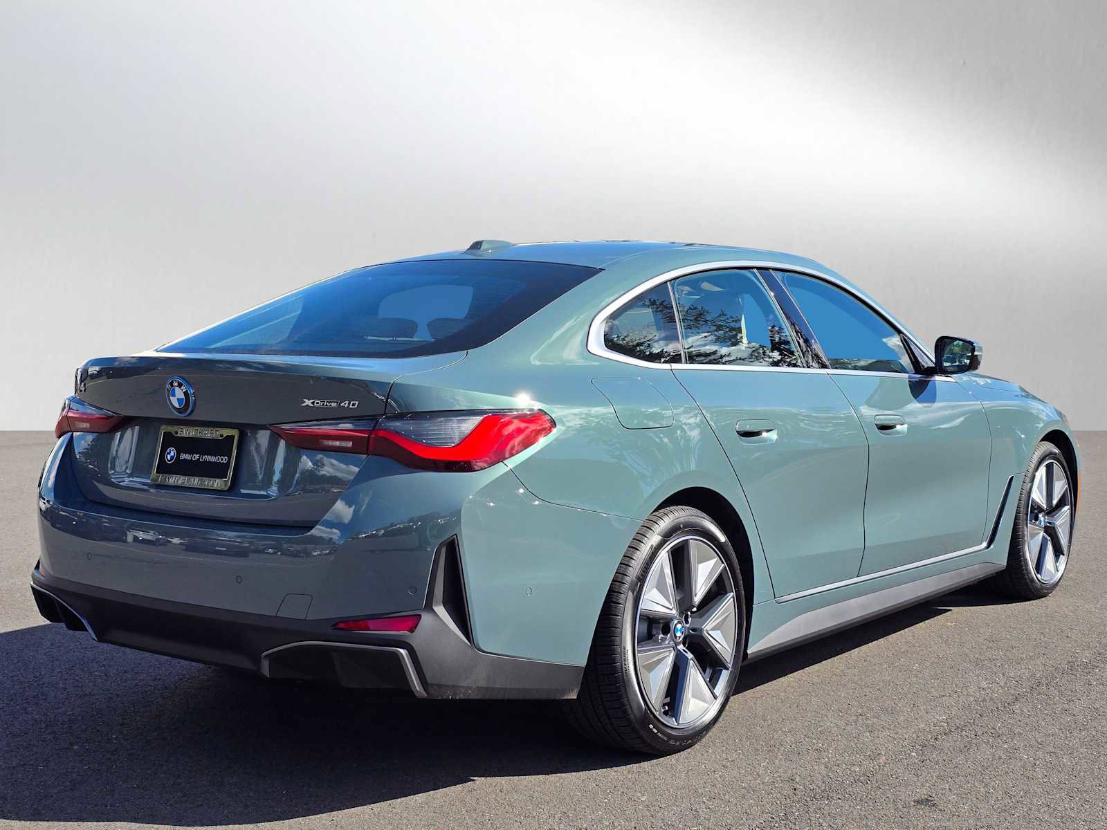 Used 2025 BMW i4 xDrive40i image 3