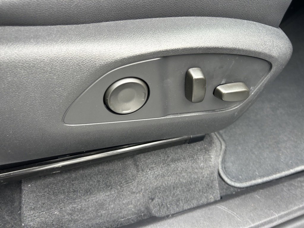 Used 2025 Chevrolet Traverse RS image 56