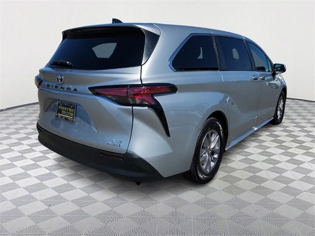 Used 2022 Toyota Sienna XLE image 7