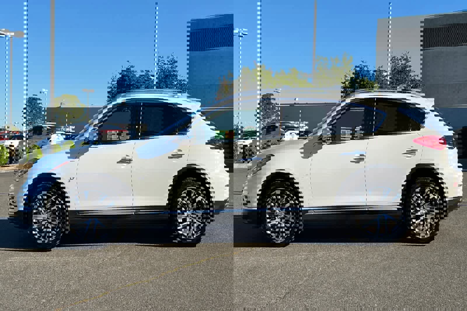 Used 2016 INFINITI QX50 2WD w/ Deluxe Touring Package image 9