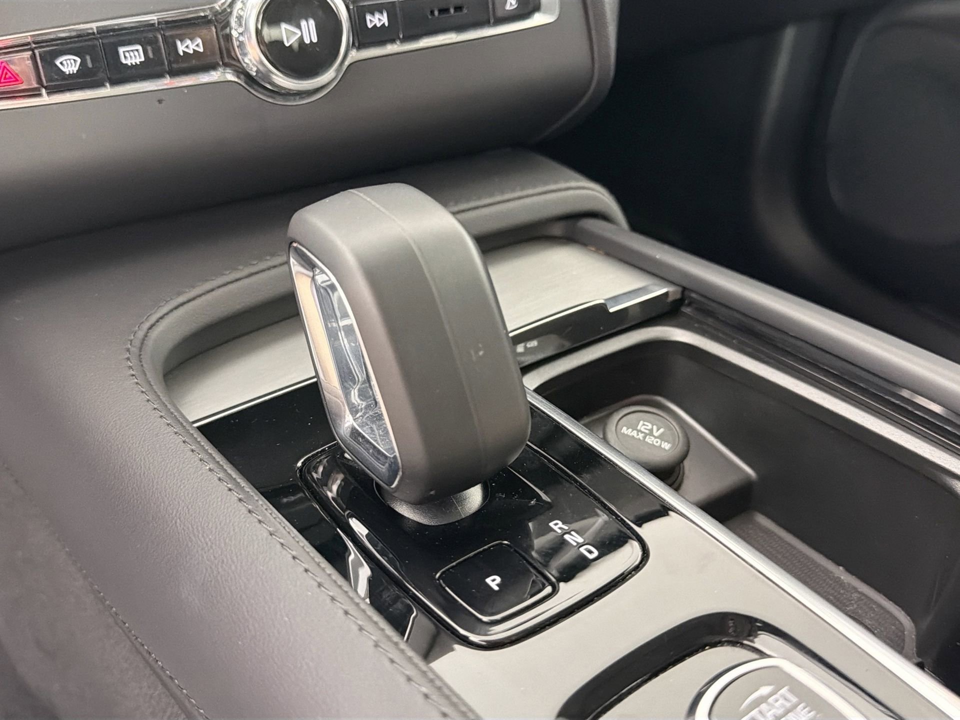 Certified 2025 Volvo XC90 B5 Core AWD/4WD image 16