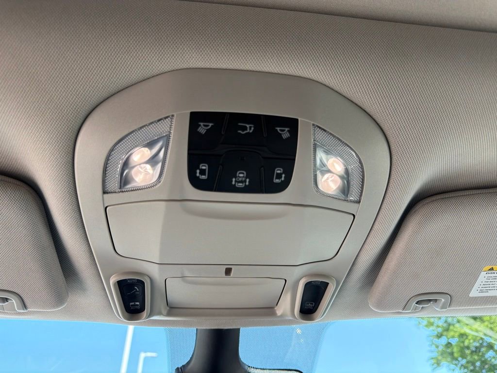 Used 2023 Chrysler Pacifica Limited FWD image 34