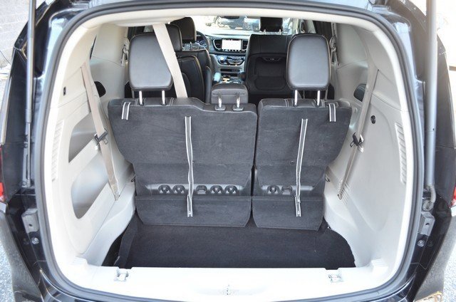 Used 2024 Chrysler Pacifica Touring-L image 37