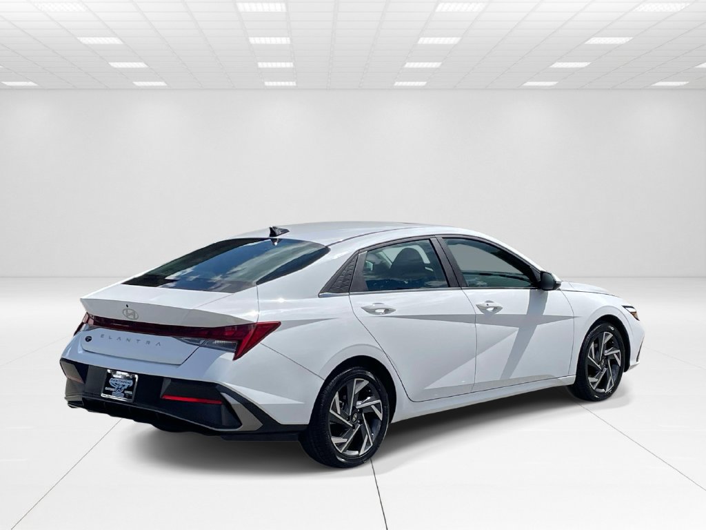 Certified 2025 Hyundai Elantra SEL FWD image 6