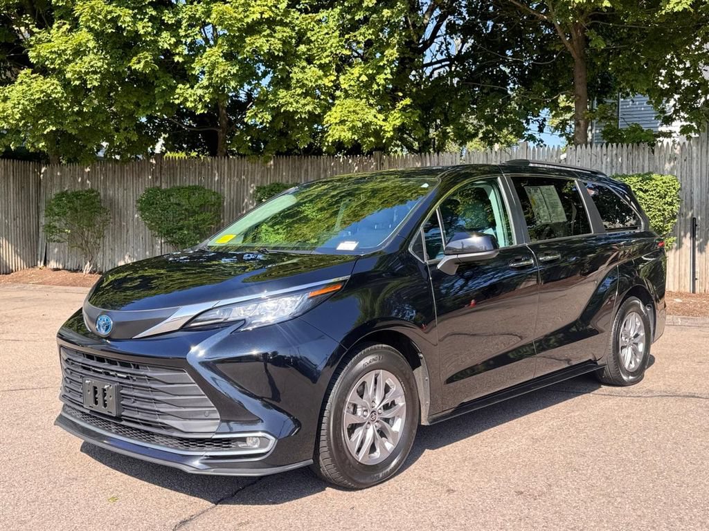Used 2023 Toyota Sienna XLE FWD video 2