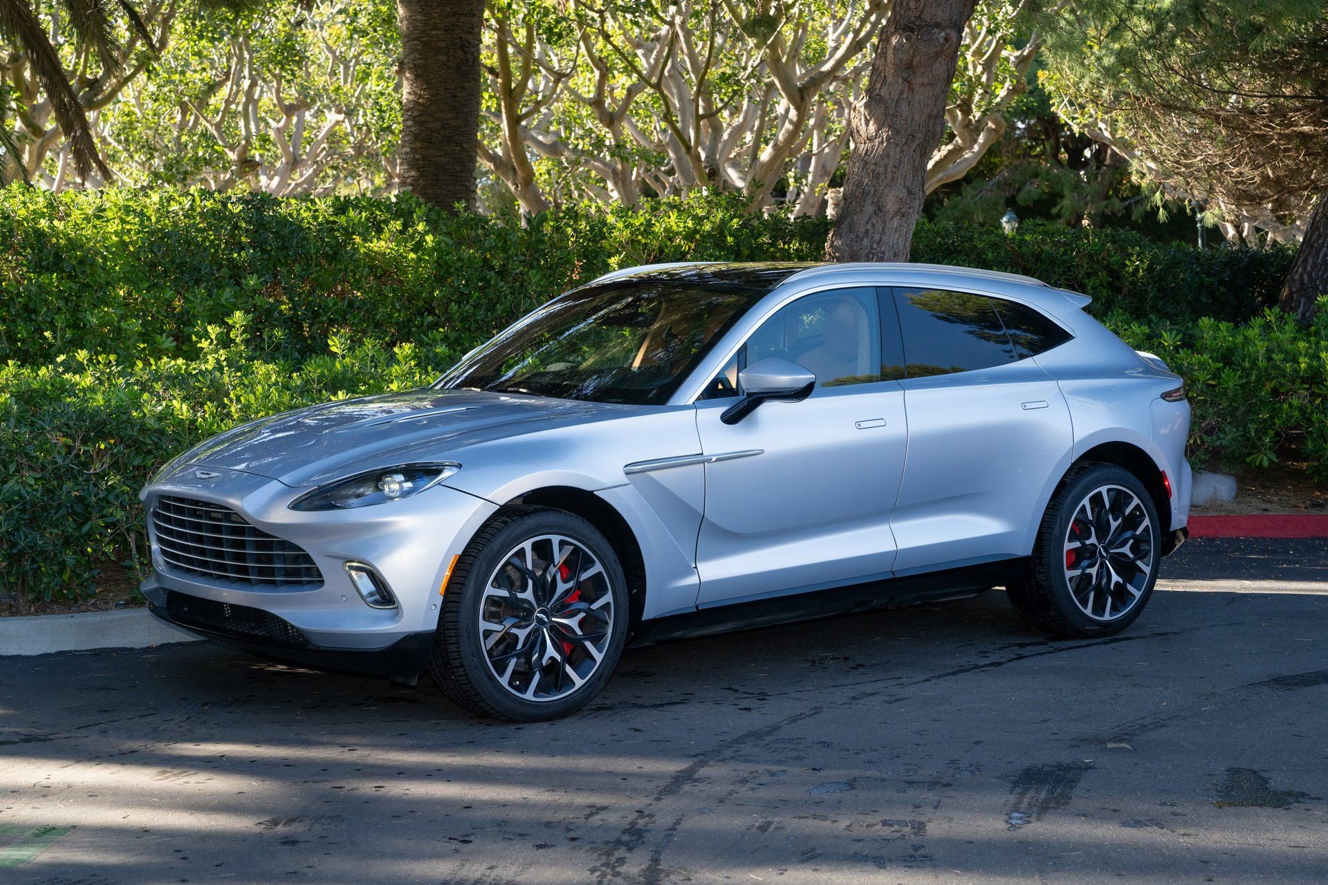 Used 2021 Aston Martin DBX image 2