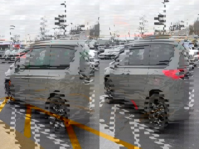 Used 2021 Chrysler Pacifica Touring w/ Uconnect Theater Family Group image 13