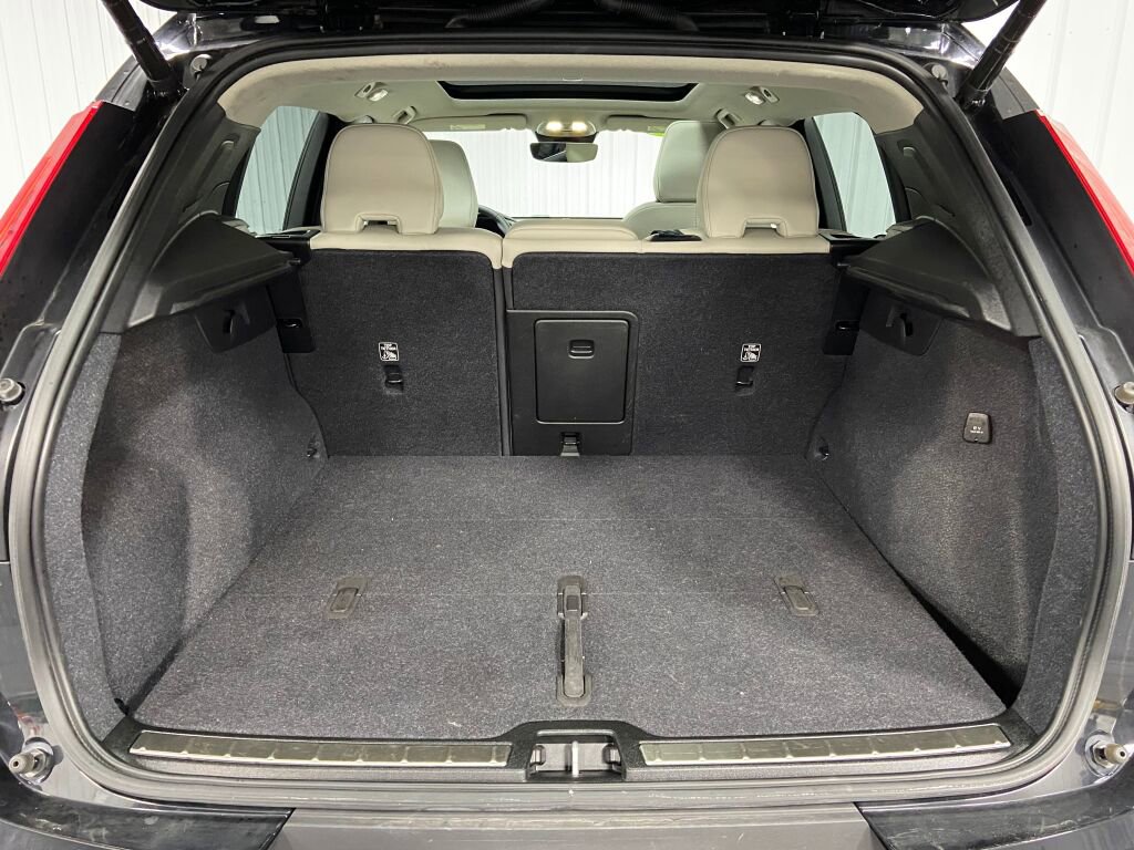 Used 2023 Volvo XC40 B5 Plus image 11