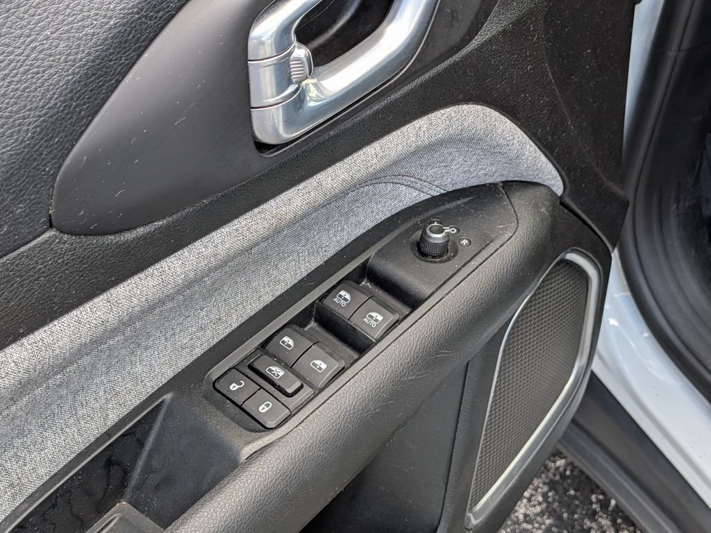 Used 2022 Jeep Compass Latitude AWD/4WD image 16