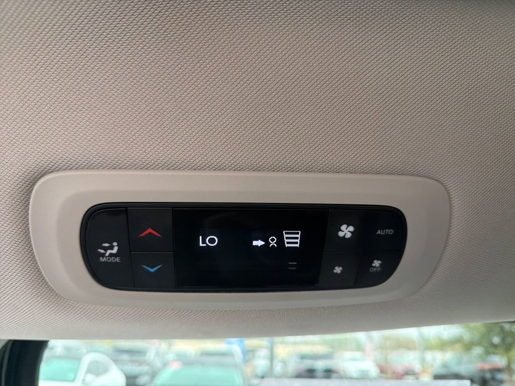 Used 2024 Chrysler Pacifica Select image 52