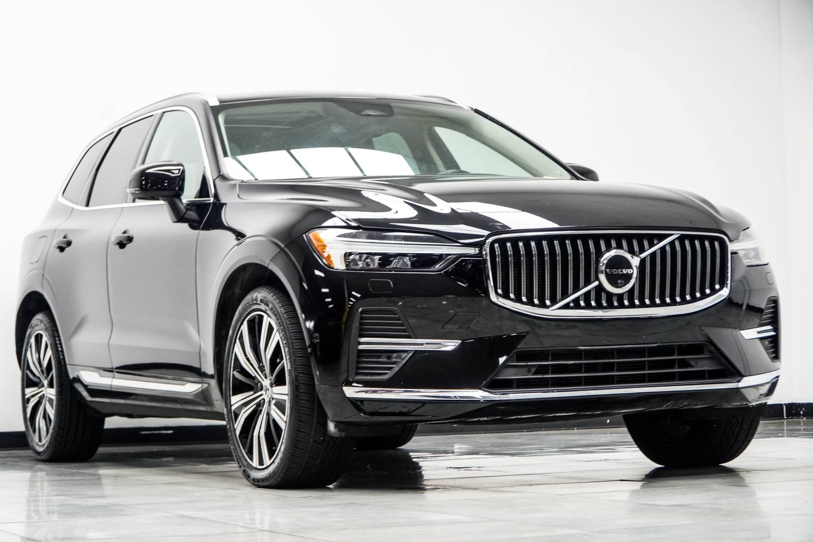 Used 2023 Volvo XC60 B5 Plus w/ Protection Package Premier FWD image 4