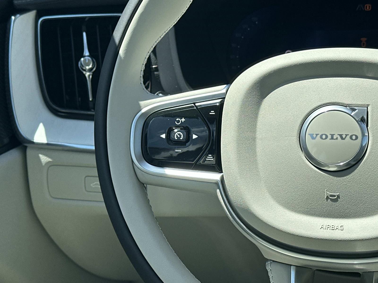 New 2026 Volvo XC60 T8 Ultra w/ Protection Package Premier AWD/4WD image 8