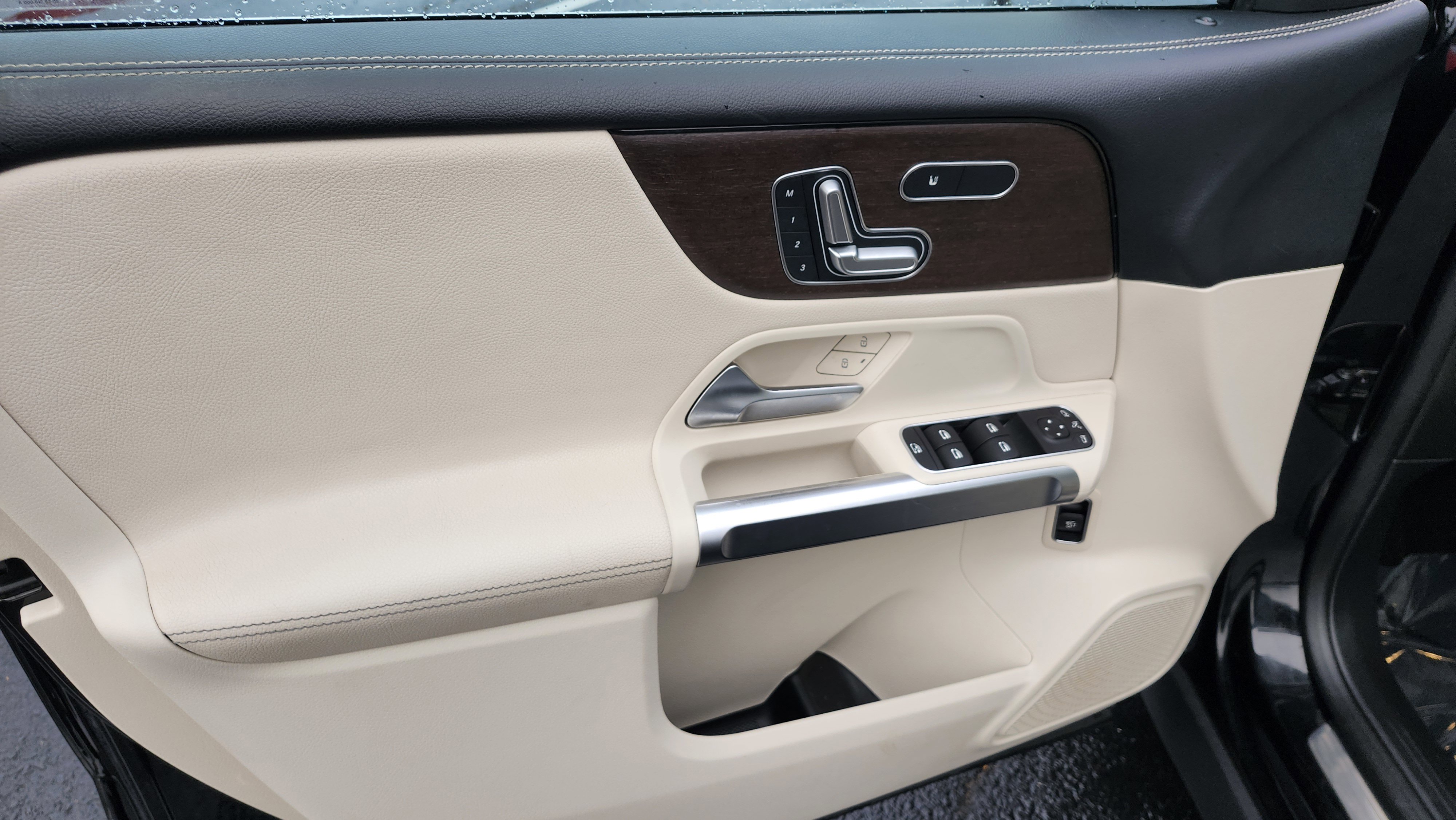 Used 2020 Mercedes-Benz GLB 250 w/ Premium Package image 19