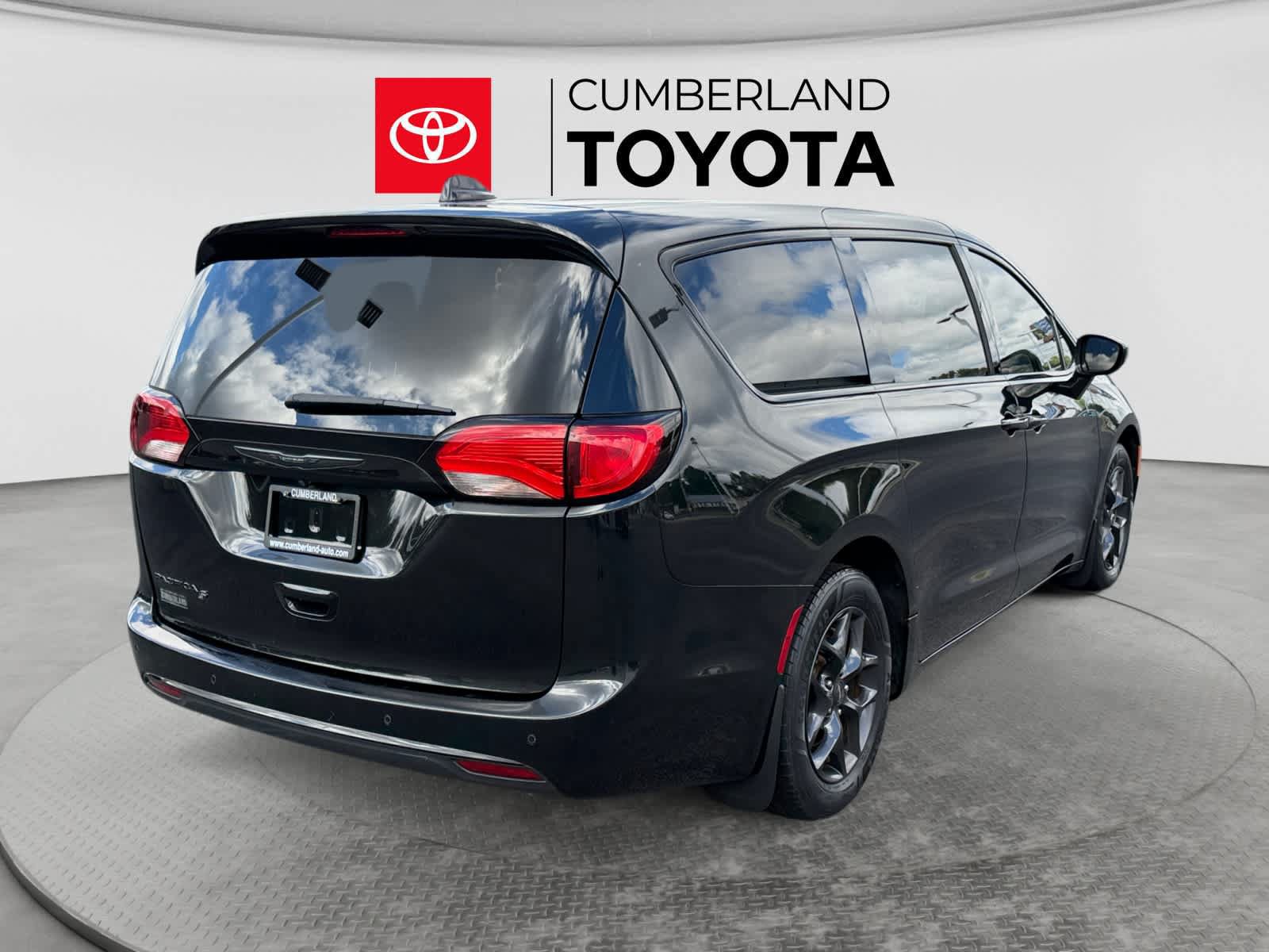Used 2020 Chrysler Pacifica Touring w/ S Appearance Package FWD image 5