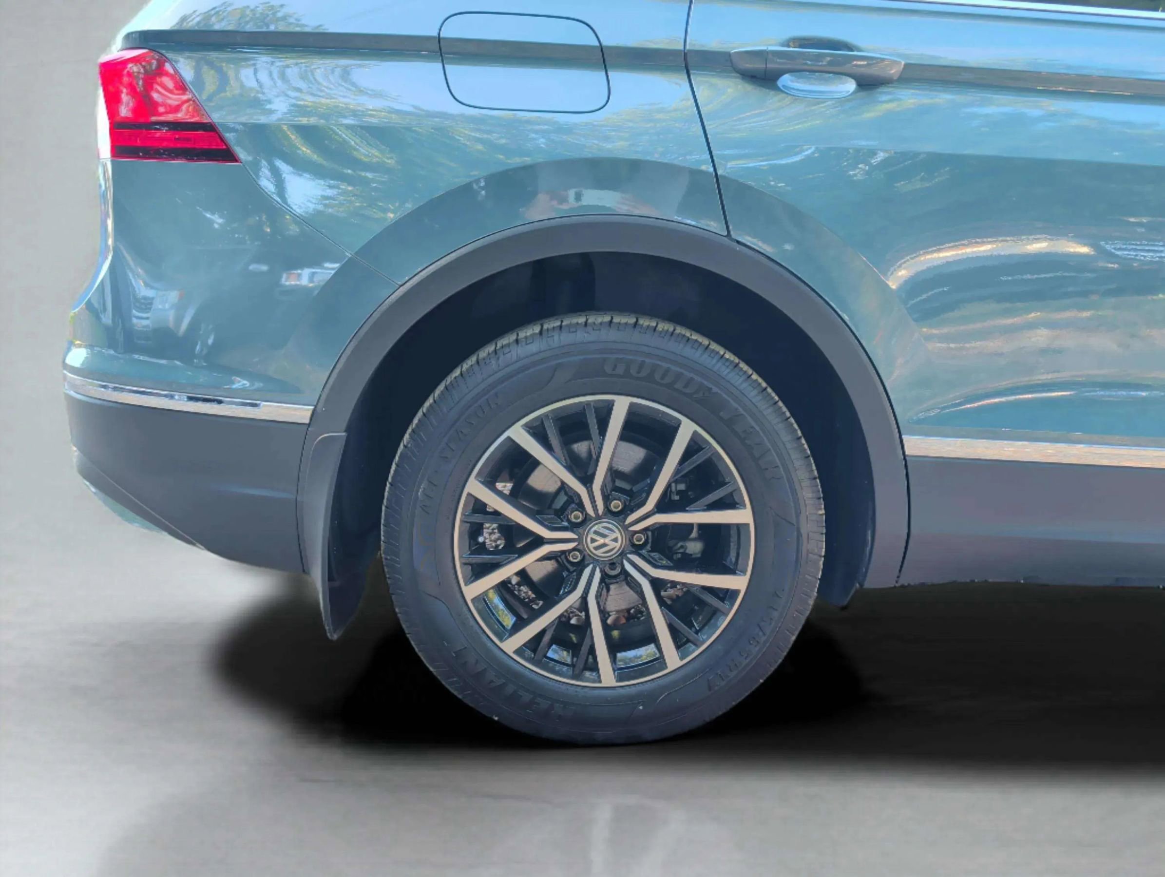Used 2021 Volkswagen Tiguan SE image 36