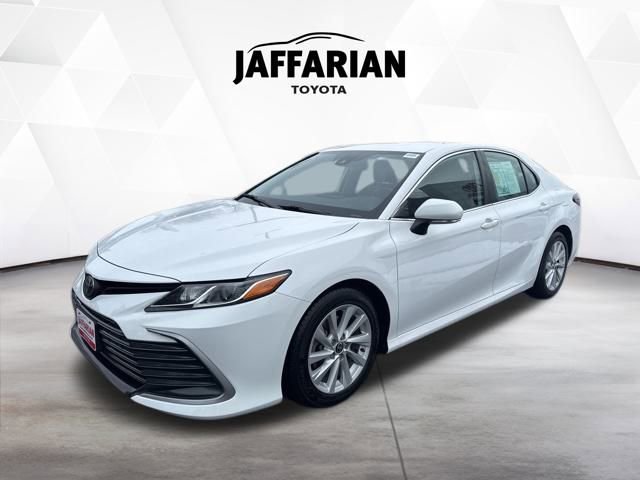 Certified 2022 Toyota Camry LE image 9