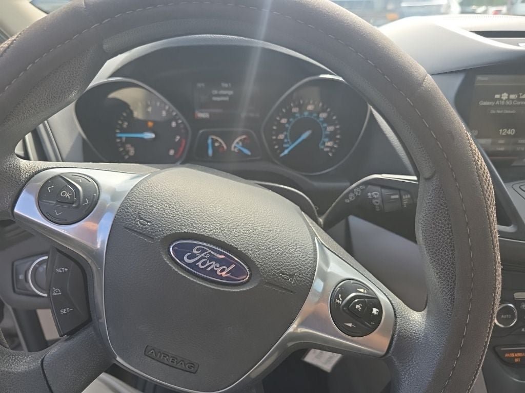 Used 2015 Ford Escape SE w/ Equipment Group 201A FWD image 16