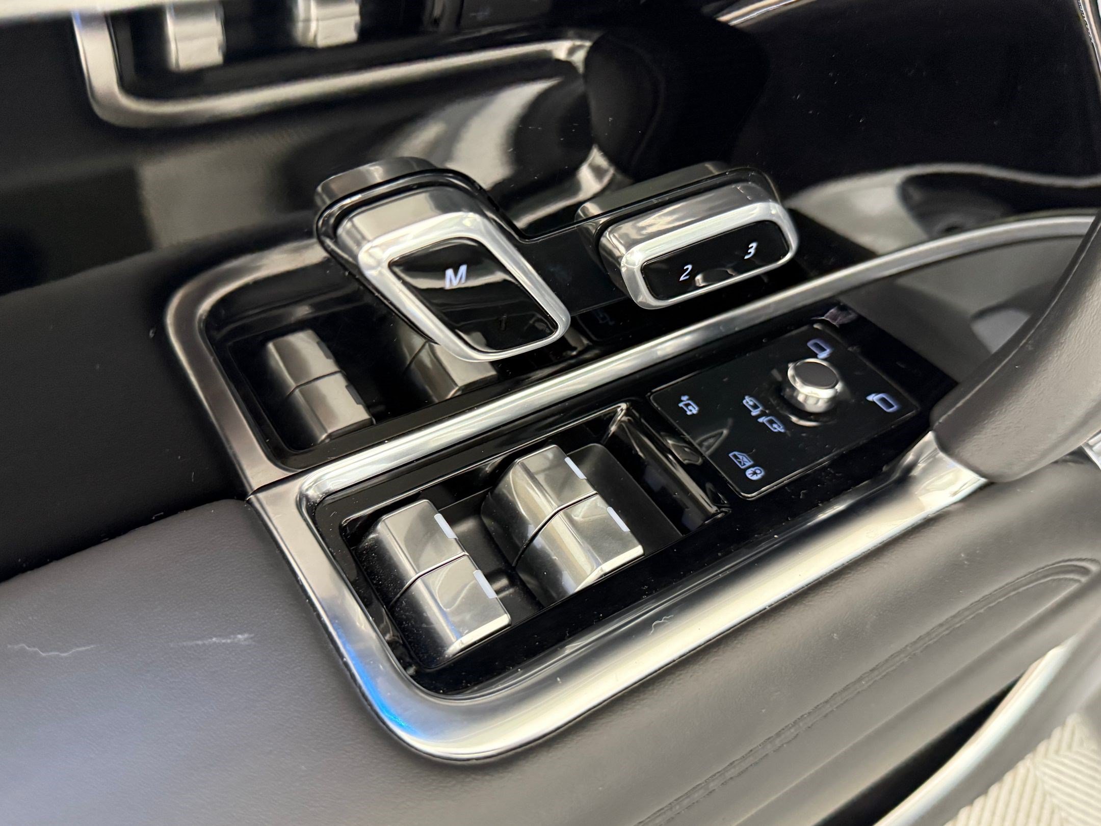 Used 2023 Land Rover Range Rover Autobiography AWD/4WD image 13