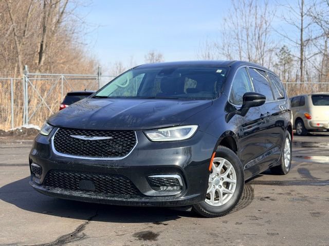 Used 2023 Chrysler Pacifica Touring-L image 2