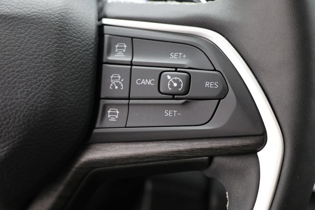 Used 2023 Jeep Grand Cherokee Limited AWD/4WD image 20