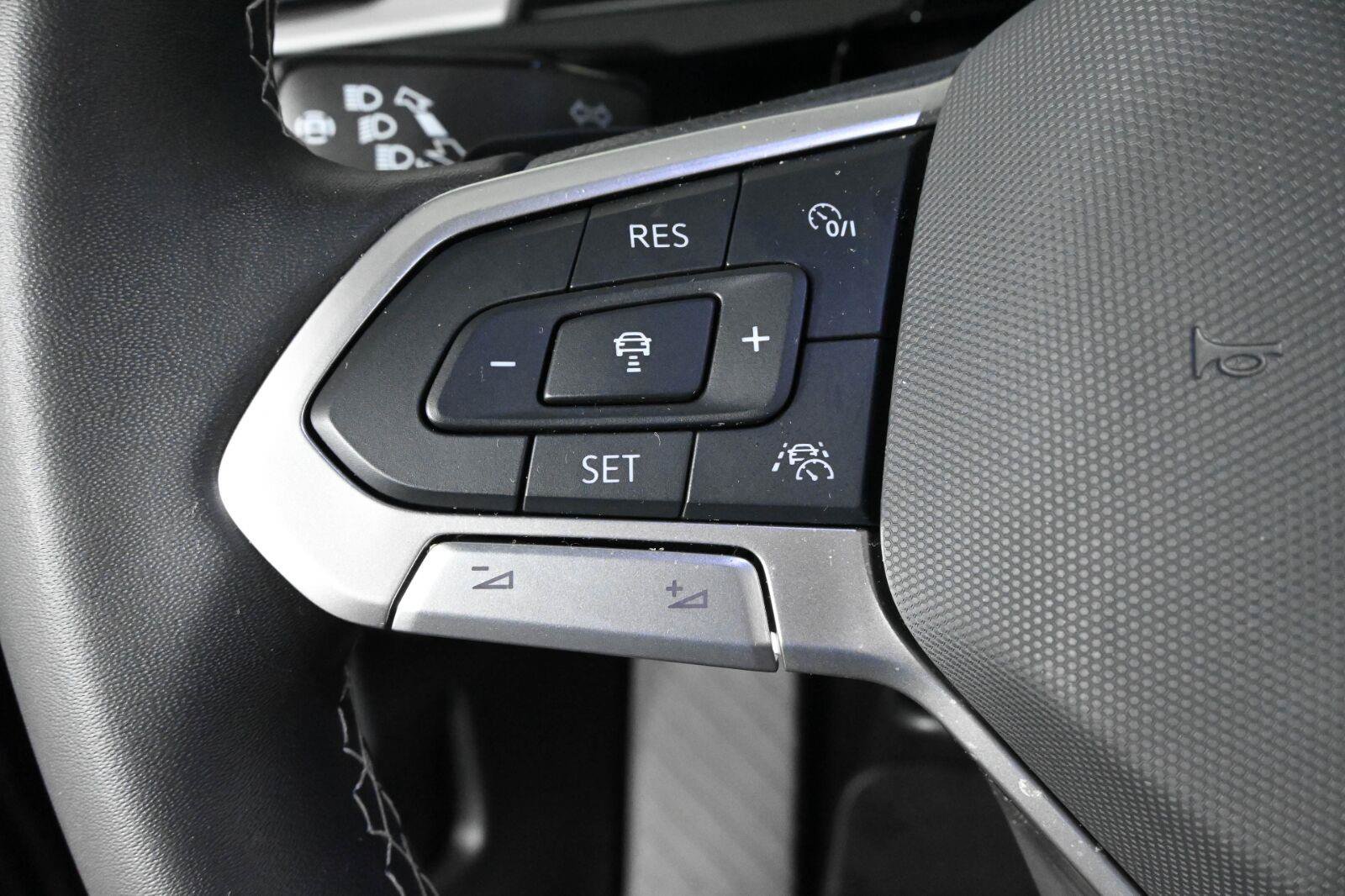 Used 2024 Volkswagen Atlas Cross Sport SE FWD image 20