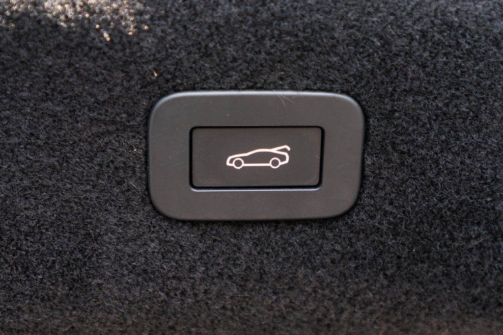 Used 2023 Jaguar XF R-Dynamic SE AWD/4WD image 35