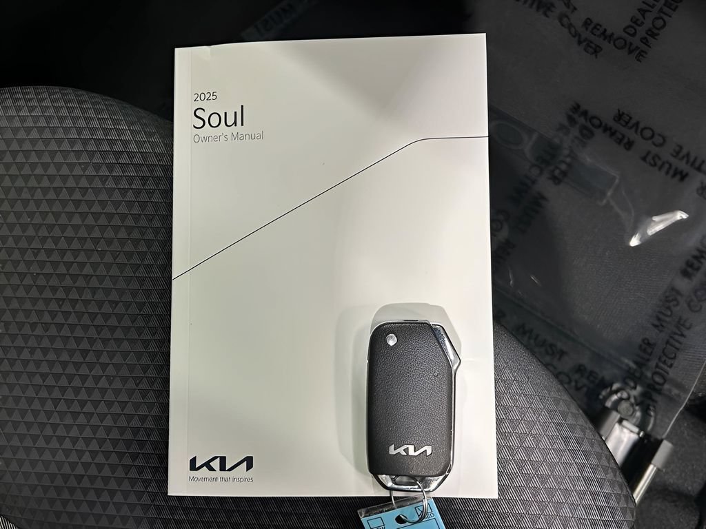 Used 2025 Kia Soul LX w/ LX Technology Package FWD image 11
