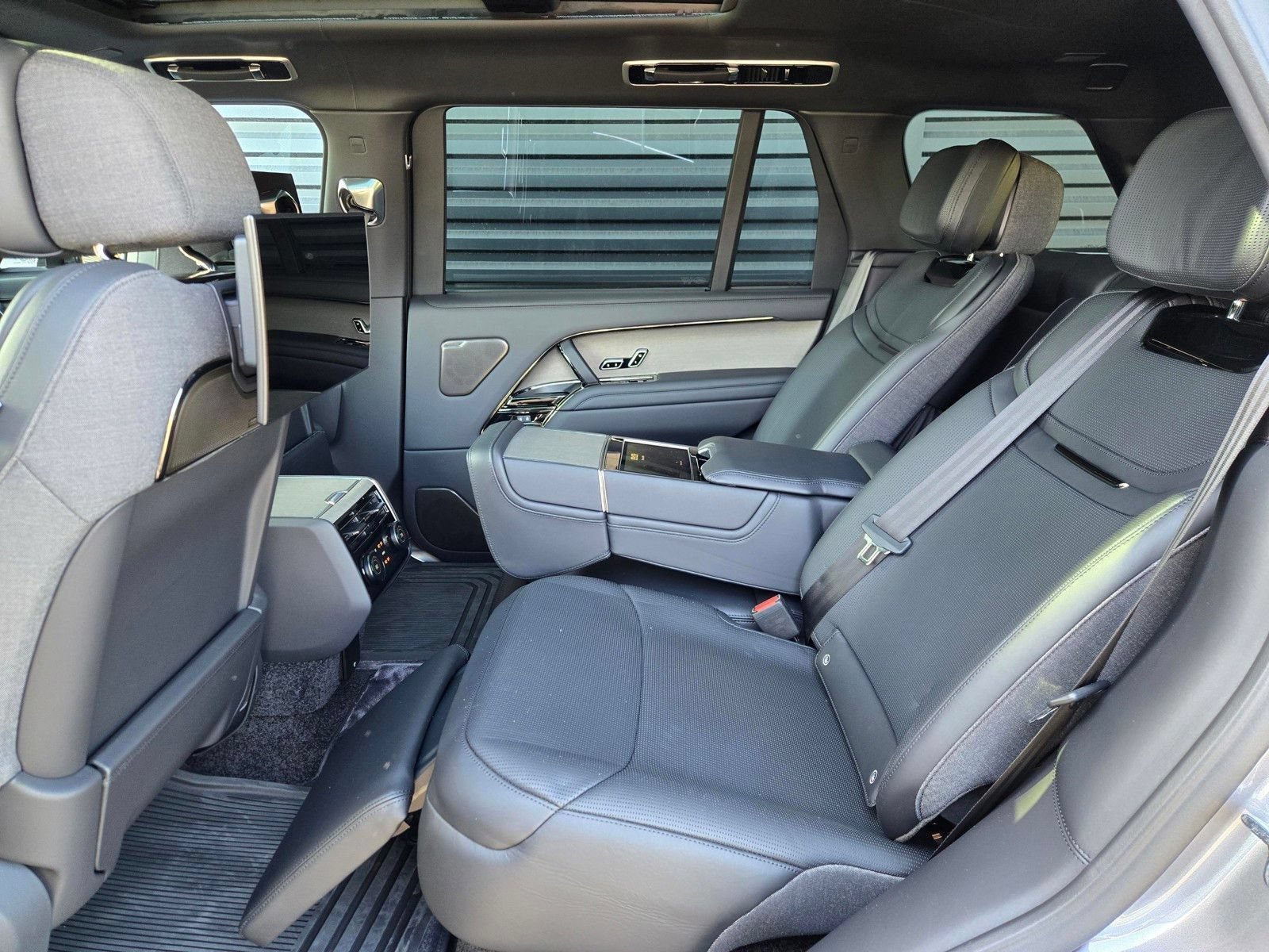 New 2026 Land Rover Range Rover SV AWD/4WD image 8
