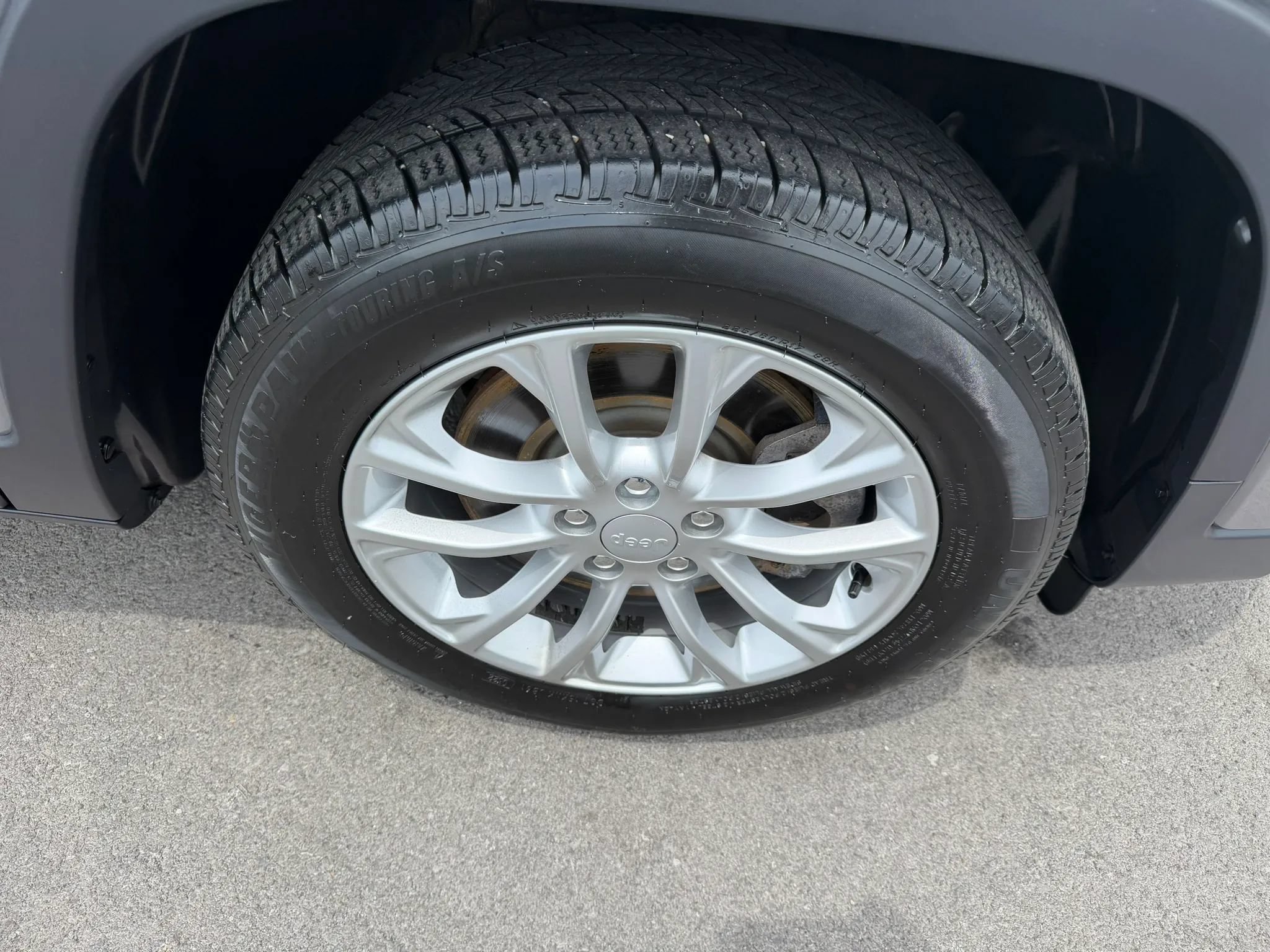 Used 2019 Jeep Cherokee Latitude w/ Popular Appearance Group FWD image 14
