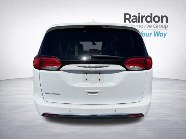 Used 2017 Chrysler Pacifica Touring-L w/ Tire & Wheel Group FWD image 6