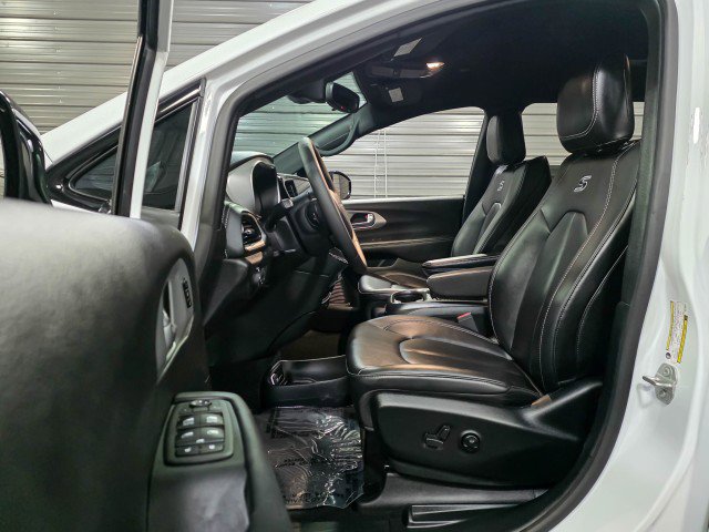 Used 2024 Chrysler Pacifica Limited image 13