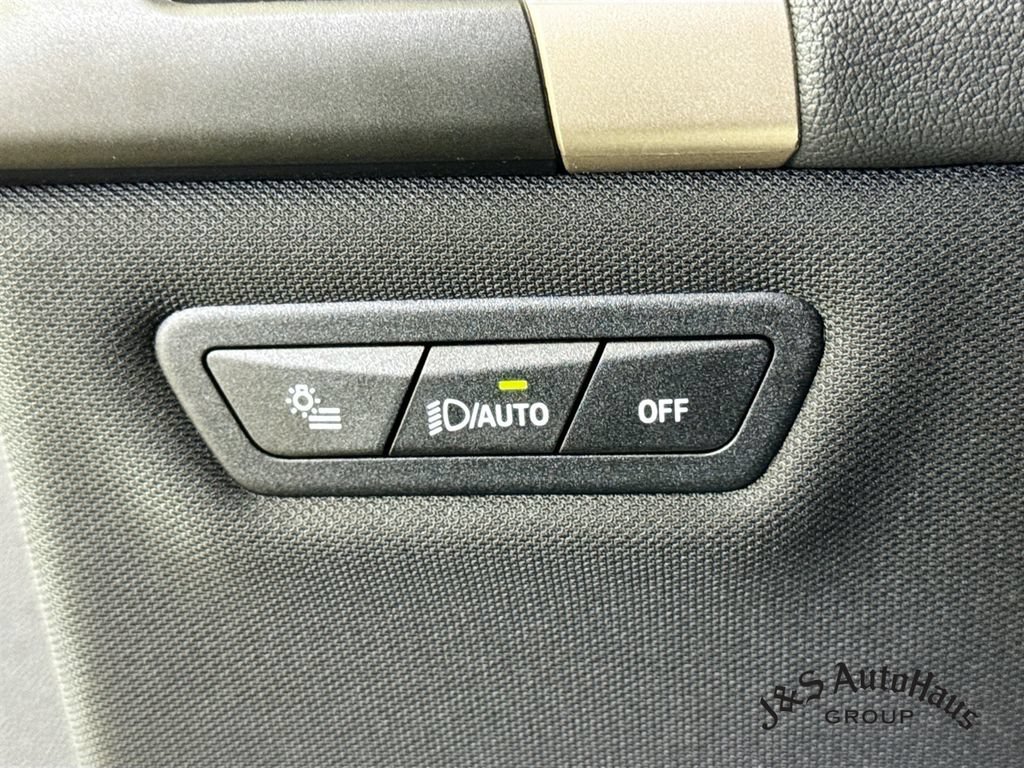 Used 2024 BMW iX xDrive50 w/ Premium Package AWD/4WD image 10