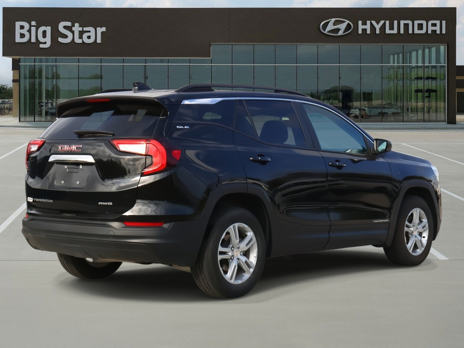 Used 2022 GMC Terrain SLE w/ Driver Convenience Package image 4