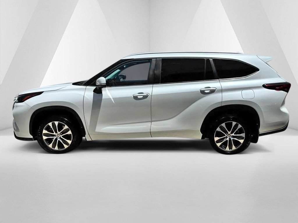 Used 2023 Toyota Highlander XLE FWD image 4