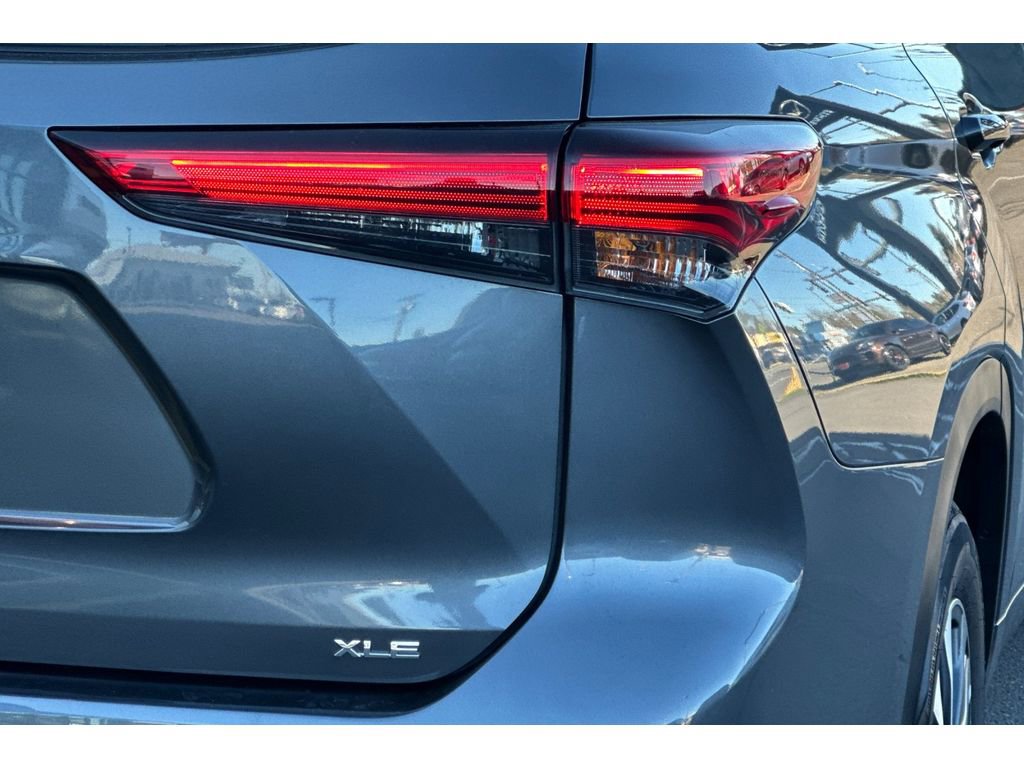 Used 2023 Toyota Highlander XLE image 28